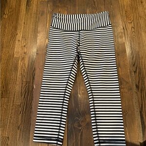 Lululemon quite Stripe size 6